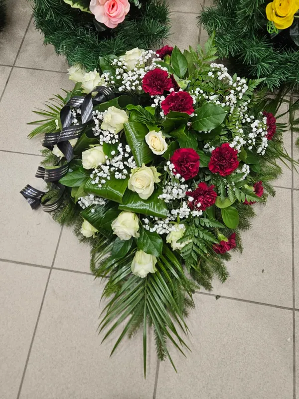 Sēru štrauss ar baltām rozēm, tumši sarkanām neļķēm un melnu lentu