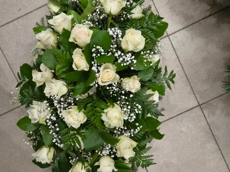 Zārka vāka pušķis ar baltām rozēm un ģipsenēm